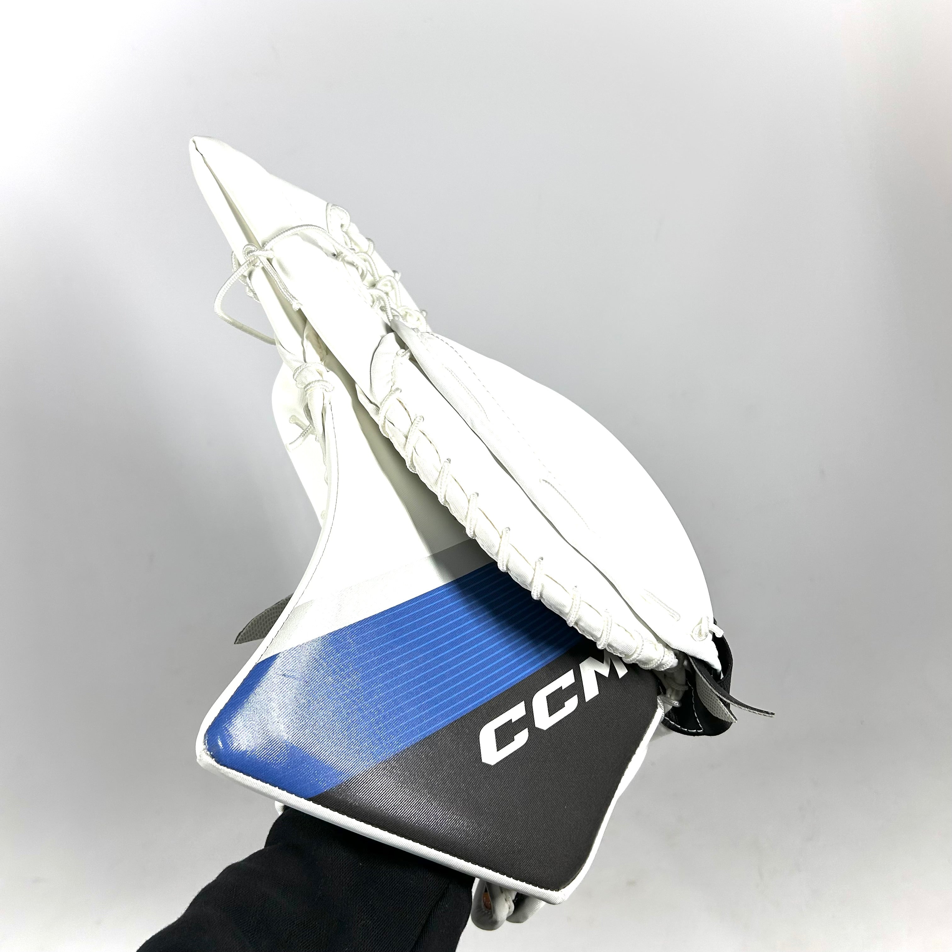 CCM Extreme Flex 6 - Gant de gardien de but Pro Stock (blanc/bleu/noir)